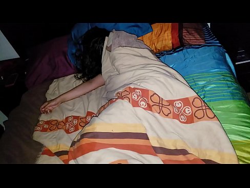 ❤️ सौतेनी आमा सुतेको बेला आफ्नी जवान सौतेनी आमालाई पिट्दै। ☑ हामी मा ❌️